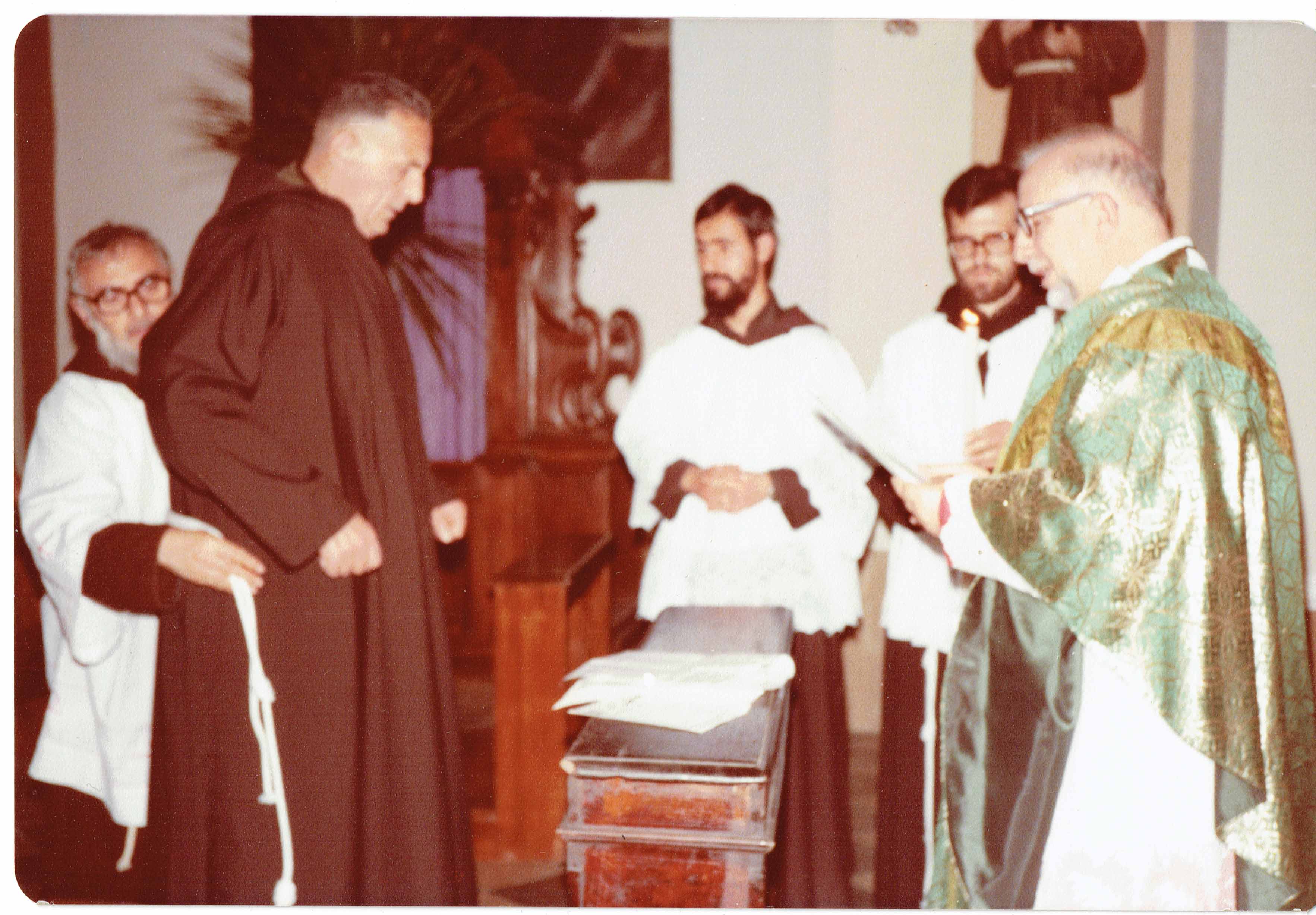 Rieti.22.10.1978. Il Gen. Chiti veste il saio dei Cappuccini